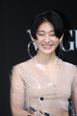 コムアイ、VOGUE JAPAN WOMEN OF THE YEAR 2017 授賞式・記者会見に登場