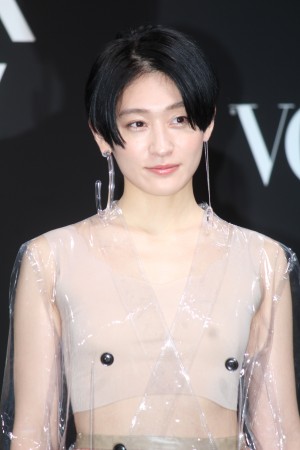 コムアイ、VOGUE JAPAN WOMEN OF THE YEAR 2017 授賞式・記者会見に登場