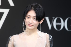 コムアイ、VOGUE JAPAN WOMEN OF THE YEAR 2017 授賞式・記者会見に登場