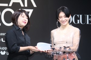 コムアイ、VOGUE JAPAN WOMEN OF THE YEAR 2017 授賞式・記者会見に登場