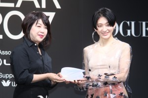 コムアイ、VOGUE JAPAN WOMEN OF THE YEAR 2017 授賞式・記者会見に登場