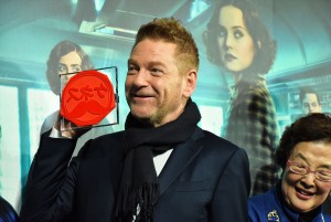 ケネス・ブラナー、『オリエント急行殺人事件』レッドカーペットイベントに登場