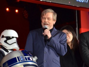 マーク・ハミル、『スター・ウォーズ/最後のジェダイ』キャスト陣登壇レッドカーペット・イベントに登場