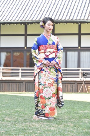 剛力彩芽、2018年オスカープロモーション晴れ着撮影会に登場