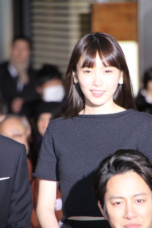 飯豊まりえ、『祈りの幕が下りる時』日本橋レッドカーペットイベントに登場