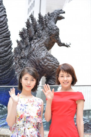 浜辺美波&沢口靖子、新・ゴジラ像除幕式に登場
