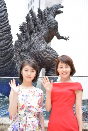 浜辺美波&沢口靖子、新・ゴジラ像除幕式に登場