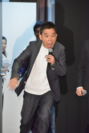 『クソ野郎と美しき世界』完成披露初日舞台挨拶に登場した太田光監督