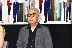 土曜ドラマ『やけに弁の立つ弁護士が学校でほえる』会見に登場した小堺一機