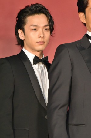 映画『孤狼の血』完成披露試写会に登場した中村倫也