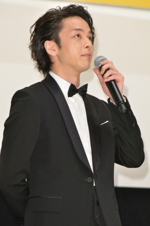 映画『孤狼の血』完成披露試写会に登場した中村倫也