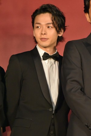 映画『孤狼の血』完成披露試写会に登場した中村倫也