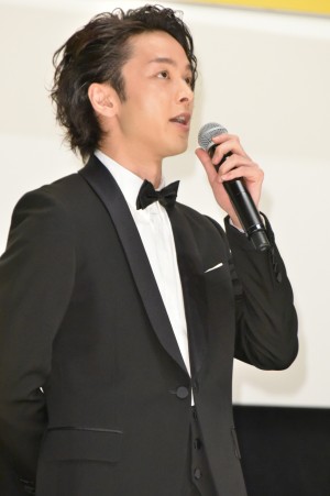 映画『孤狼の血』完成披露試写会に登場した中村倫也