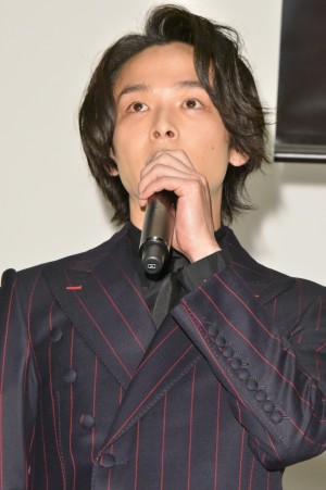 『孤狼の血』初日舞台挨拶に登壇した中村倫也