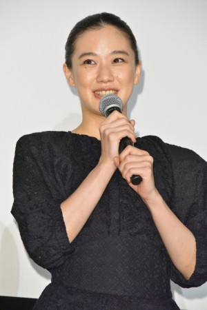 『妻よ薔薇のように 家族はつらいよIII』初日舞台挨拶に登壇した蒼井優