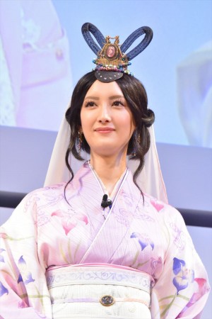 「au発表会2018 Summer」に登場した菜々緒