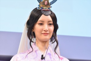 「au発表会2018 Summer」に登場した菜々緒