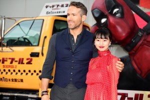 『デッドプール2』来日スペシャルイベントに登場した(左から)ライアン・レイノルズ、忽那汐里