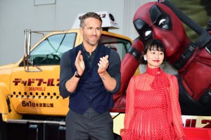 『デッドプール2』来日スペシャルイベントに登場した(左から)ライアン・レイノルズ、忽那汐里