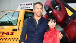 『デッドプール2』来日スペシャルイベントに登場した(左から)ライアン・レイノルズ、忽那汐里