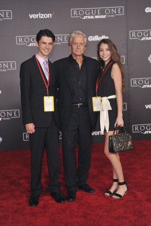 マイケル・ダグラス、息子ディラン、娘ケーリーとの親子3ショット