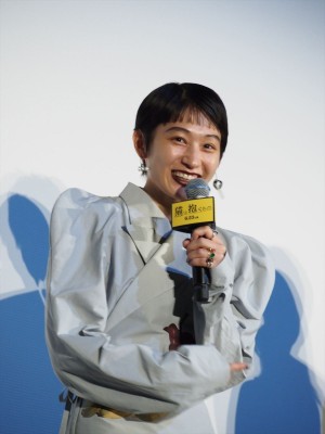 映画『猫は抱くもの』完成披露試写会舞台挨拶に登壇したコムアイ