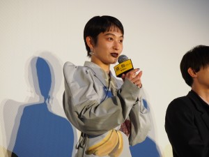 映画『猫は抱くもの』完成披露試写会舞台挨拶に登壇したコムアイ