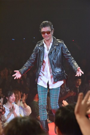 映画『パンク侍、斬られて候』完成披露舞台挨拶イベントに登壇した浅野忠信