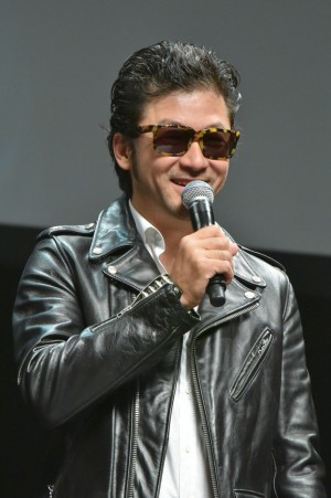 映画『パンク侍、斬られて候』完成披露舞台挨拶イベントに登壇した浅野忠信