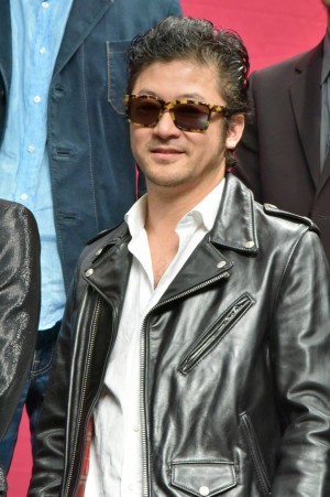 映画『パンク侍、斬られて候』完成披露舞台挨拶イベントに登壇した浅野忠信