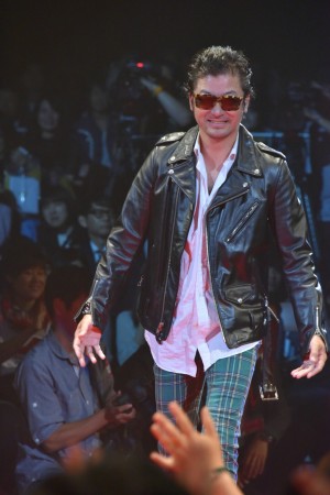 映画『パンク侍、斬られて候』完成披露舞台挨拶イベントに登壇した浅野忠信