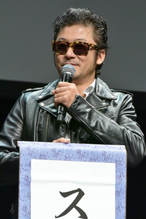 映画『パンク侍、斬られて候』完成披露舞台挨拶イベントに登壇した浅野忠信