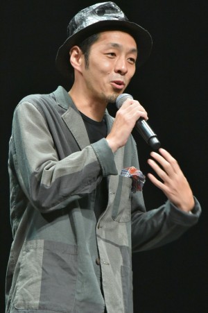 映画『パンク侍、斬られて候』完成披露舞台挨拶イベントに登壇した宮藤官九郎