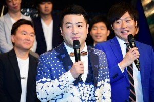 「M‐1グランプリ2018」開催会見に出席した和牛の水田信二(左)と川西賢志郎(右)