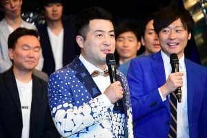 「M‐1グランプリ2018」開催会見に出席した和牛の水田信二(左)と川西賢志郎(右)