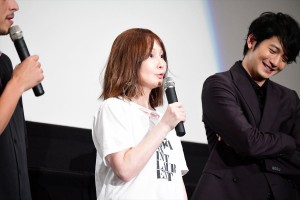 『君が君で君だ』完成披露舞台挨拶に登壇したYOU