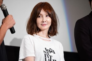 『君が君で君だ』完成披露舞台挨拶に登壇したYOU