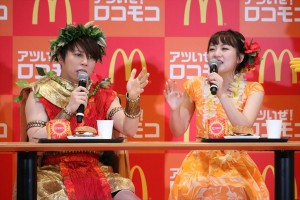 「アツいぜ! ロコモコ」キャンペーン発表会に出席した西川貴教(左)と高橋みなみ(右)