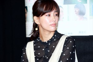 NHKドラマ『透明なゆりかご』記者会見に出席した水川あさみ