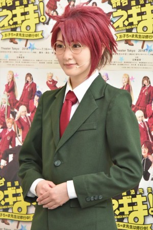 舞台『魔法先生ネギま!~お子ちゃま先生は修行中!~』初日会見に出席した生駒里奈