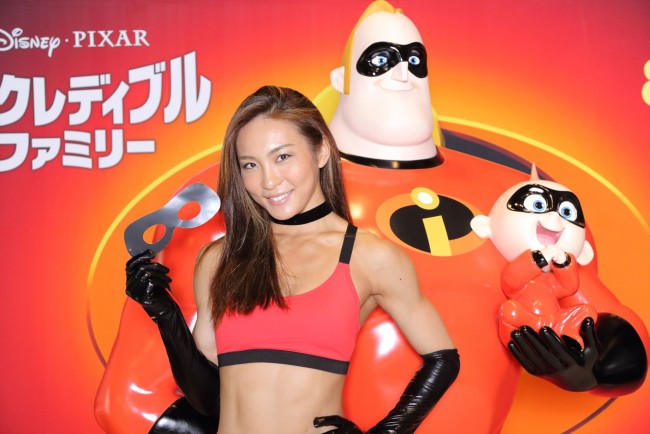 AYA、「赤×黒」の“インクレコーデ”を披露!