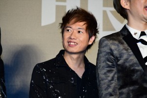 映画『ヴェノム』ジャパンプレミアイベントに登場した克哉(UVERworld)