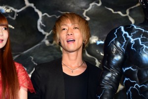 映画『ヴェノム』ジャパンプレミアイベントに登場した彰(UVERworld)