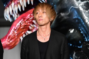 映画『ヴェノム』ジャパンプレミアイベントに登場した彰(UVERworld)