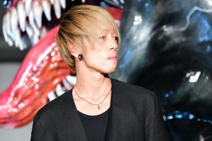 映画『ヴェノム』ジャパンプレミアイベントに登場した彰(UVERworld)