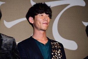 映画『ヴェノム』ジャパンプレミアイベントに登場した真太郎(UVERworld)