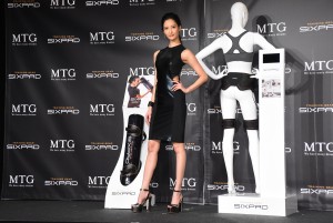 「SIXPAD」新製品発表会に登壇した菜々緒