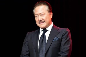 『マスカレード・ホテル』完成披露試写会に登場した石橋凌