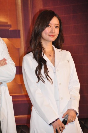 土曜ドラマ9『神酒クリニックで乾杯を』記者会見&1話試写会に登場した松本まりか