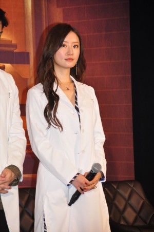土曜ドラマ9『神酒クリニックで乾杯を』記者会見&1話試写会に登場した松本まりか